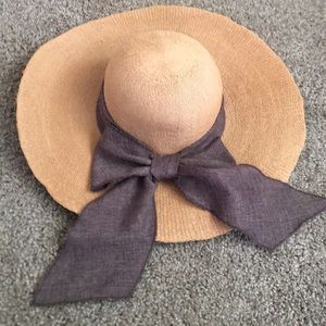 Wide-brimmed sunhat